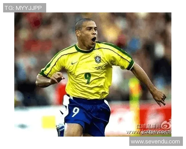 足球明星C罗贴画的魅力与收藏价值探讨 足球明星C罗贴画的魅力与收藏价值探讨