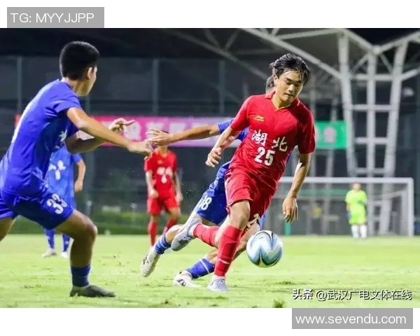 带正字的足球明星们如何在赛场上展现他们的魅力与风采